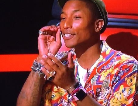 Pharrell Williams showing off his Apple Watch. Image:  Twitter/jenzfc