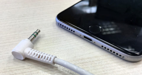 Would a Smart Connector solve the issue of simultaneous audio listening and charging if the headphone jack is removed?