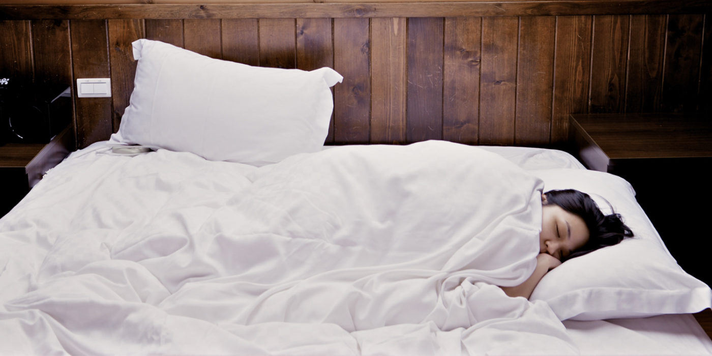 Sleep sin. Человек под одеялом. Одеяло лежит. Спит под одеялом. Девушка в одеяле.