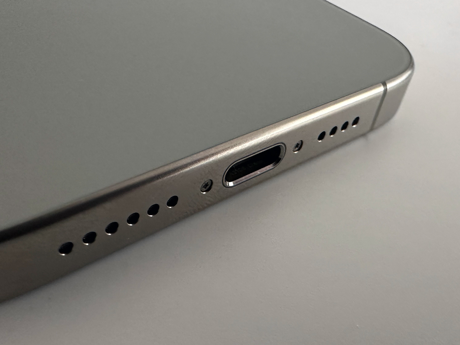 iphone 15 pro max uv light